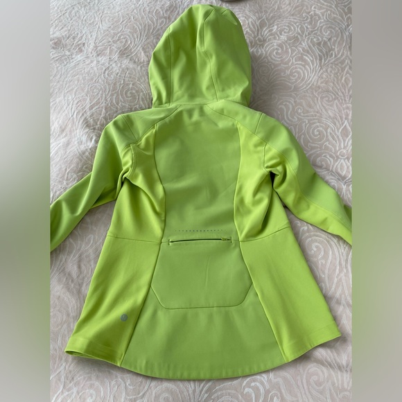 Lululemon Cross Chill Jacket RepelShell- wasabi colour - Picture 3 of 5